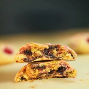 Maślane ciasteczka czekoladą i malinami